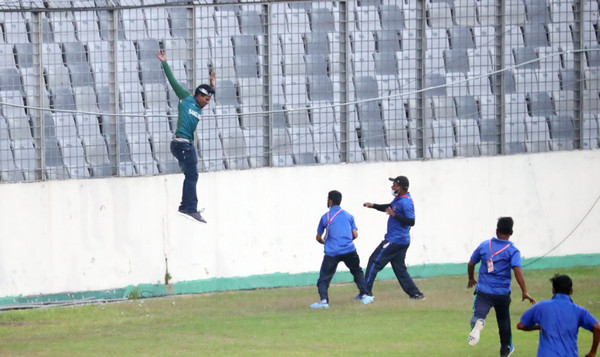 আইপিএলের নিরাপত্তা নিয়ে প্রশ্ন, হাজতে সমর্থক