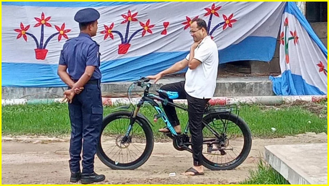 ‘ছদ্মবেশে’ সাইকেল চালিয়ে পুলিশের কার্যক্রম দেখলেন যশোরের নতুন এসপি, তারপর যা ঘটে গেল