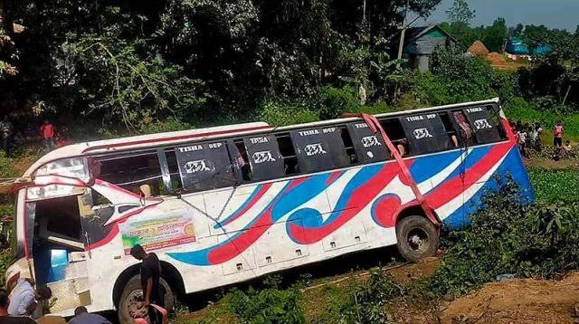 ব্রেকিং নিউজ ; খাদে গিয়ে পড়ল বাস, ২৫ জনের মৃত্যু