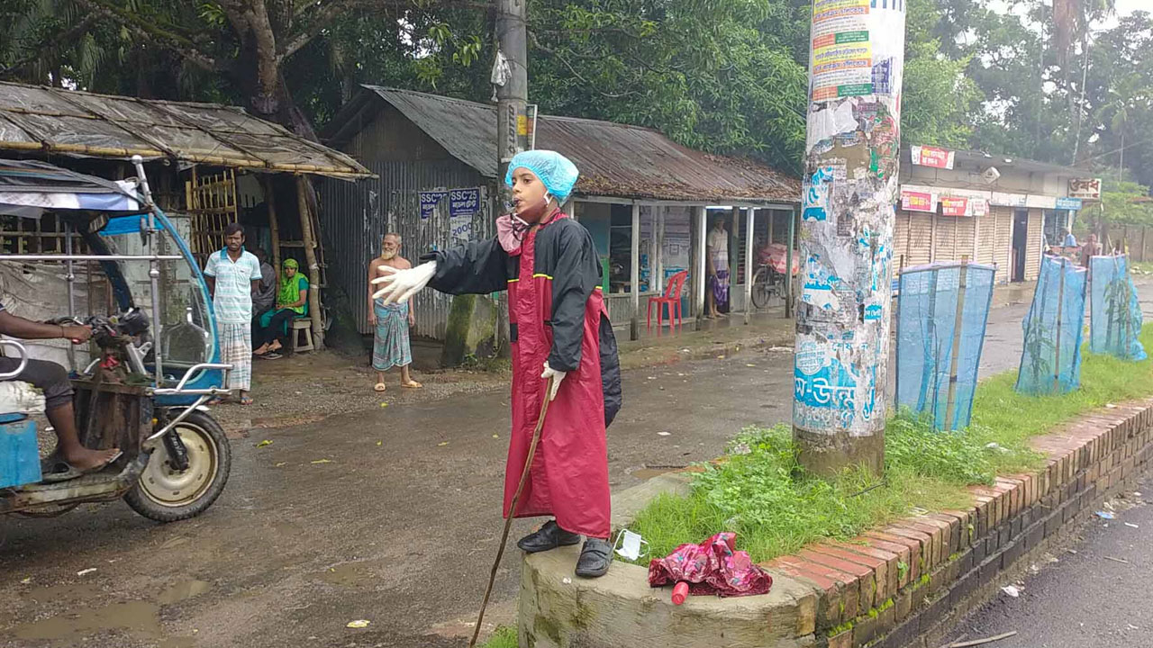 মায়েত কাছ থেকে ফুচকা খাওয়ার টাকা নিয়ে বাঁশি কিনে ট্রাফিকের দায়িত্বে ৭ বছরের শিশু 