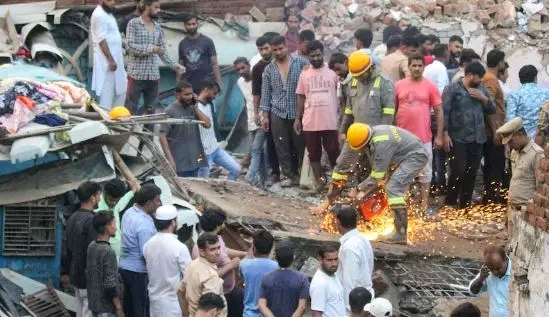 হঠাৎ ধসে পড়ল ৩ তলা ভবন ;  একই পরিবারের ১০ জনসহ বহু প্রাণহানি