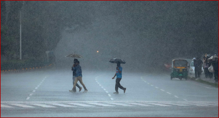 বৃষ্টি ও অন্ধকারে ঢেকে যাচ্ছে চারপাশ, ঘূর্ণিঝড় দানা’র প্রভাব শুরু!