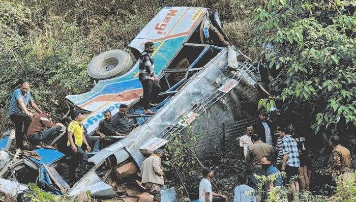 ৪০ যাত্রী নিয়ে বাস খাদে পড়ল, প্রায় সব যাত্রীর মৃত্যু