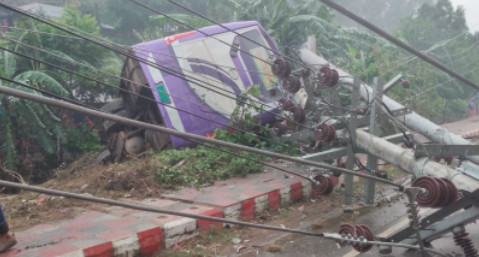 এই মাত্র পাওয়া ; নিয়ন্ত্রণ হারিয়ে খাদে গিয়ে পড়ল বাস, নিহদের পরিচয় এখনও জানা যায়নি