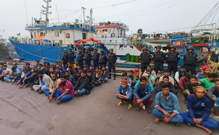 বাংলাদেশিদের গণ আ'ট'ক করল ভারতীয় কোস্ট গার্ড