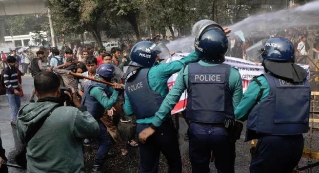 ব্রেকিং নিউজ ; পুলিশের লা'ঠি'চা'র্জ, সাংবাদিকসহ ৭ জন আ'হ'ত