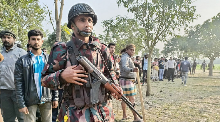 চাঁপাইনবাবগঞ্জ সীমান্তে সং'ঘ'র্ষ, বিএসএফের গু'লি, বাংলাদেশি নাগরিকদের তু'লে নেওয়ার চেষ্টা