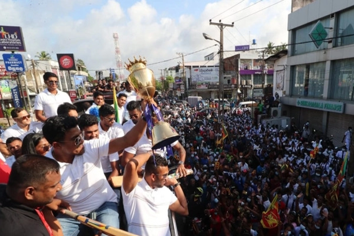 ছাদ খোলা বাসে লঙ্কানদের শিরোপা উৎসব