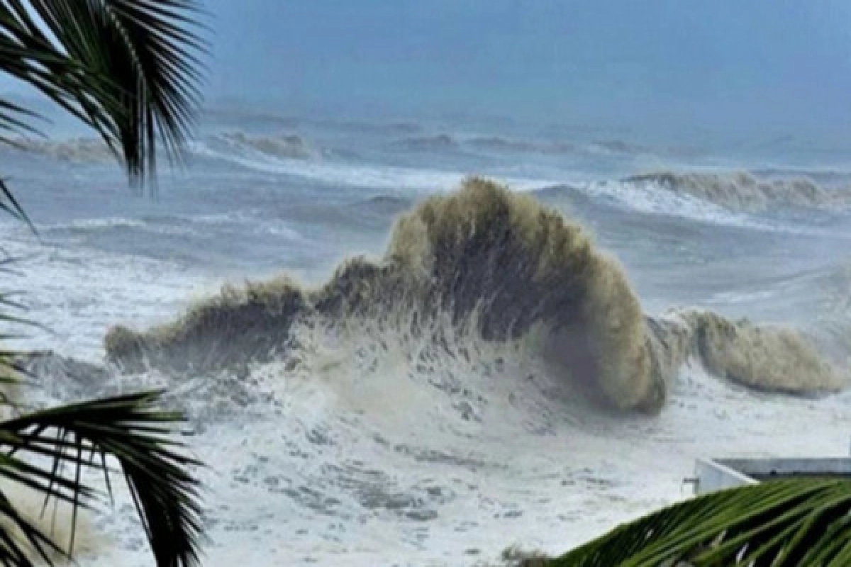 কক্সবাজারের উপরে তান্ডব চালাচ্ছে ঘূর্ণিঝড় মোখা, বিপদজনক এলাকার নাম ঘোষণা