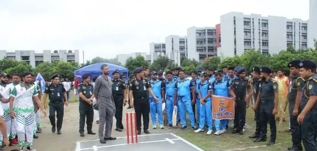 কেন্দ্রীয় কারাগারে বন্দীদের সাথে ক্রিকেট খেললেন মাশরাফি