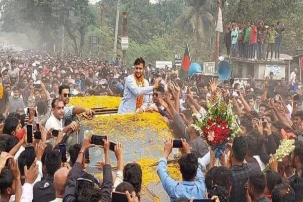 মাগুরাতে নির্বাচনী প্রচারণার ফাঁকে ক্রিকেট খেললেন সাকিব