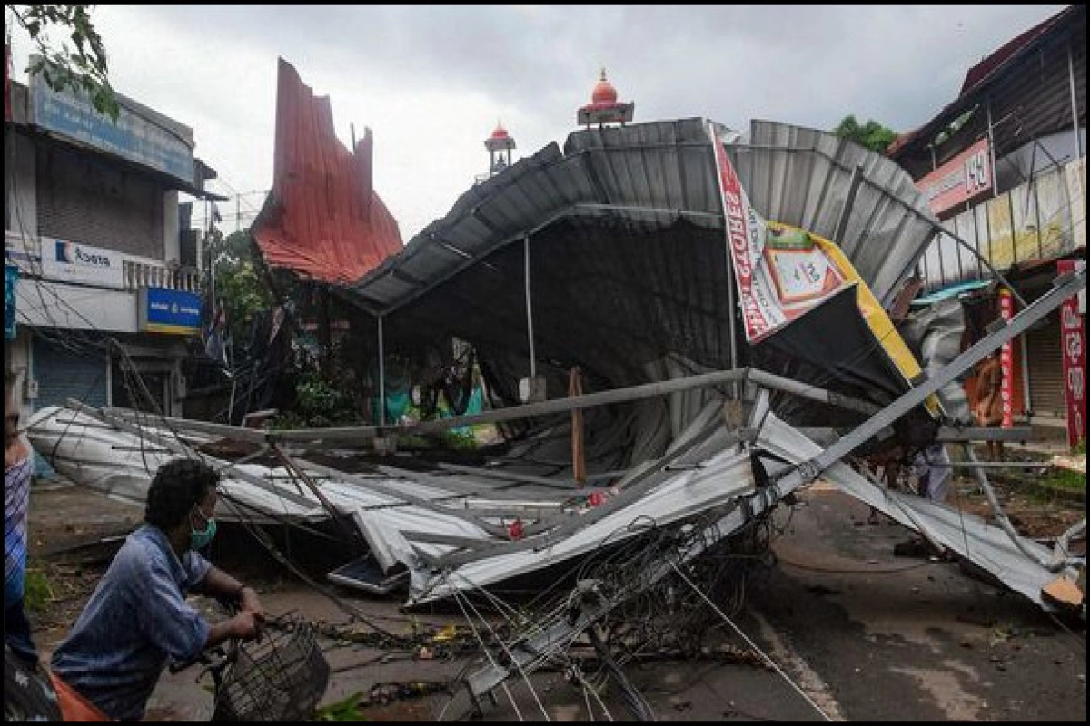 ব্যাপক ঝড়ে হাজারো মানুষ ঘড়বাড়ি হীন 