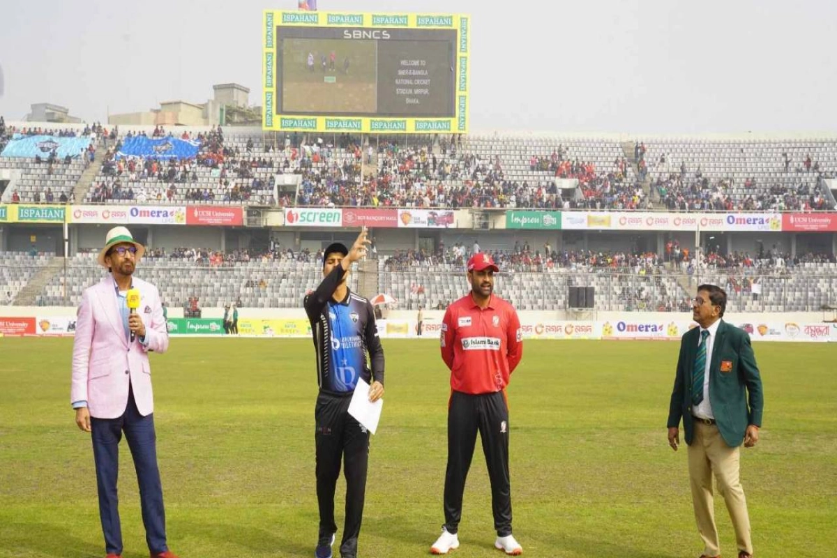 ফাইনালে ওঠার লড়াইয়ে টসে জিতে ব্যাটিংয়ে যেদল!