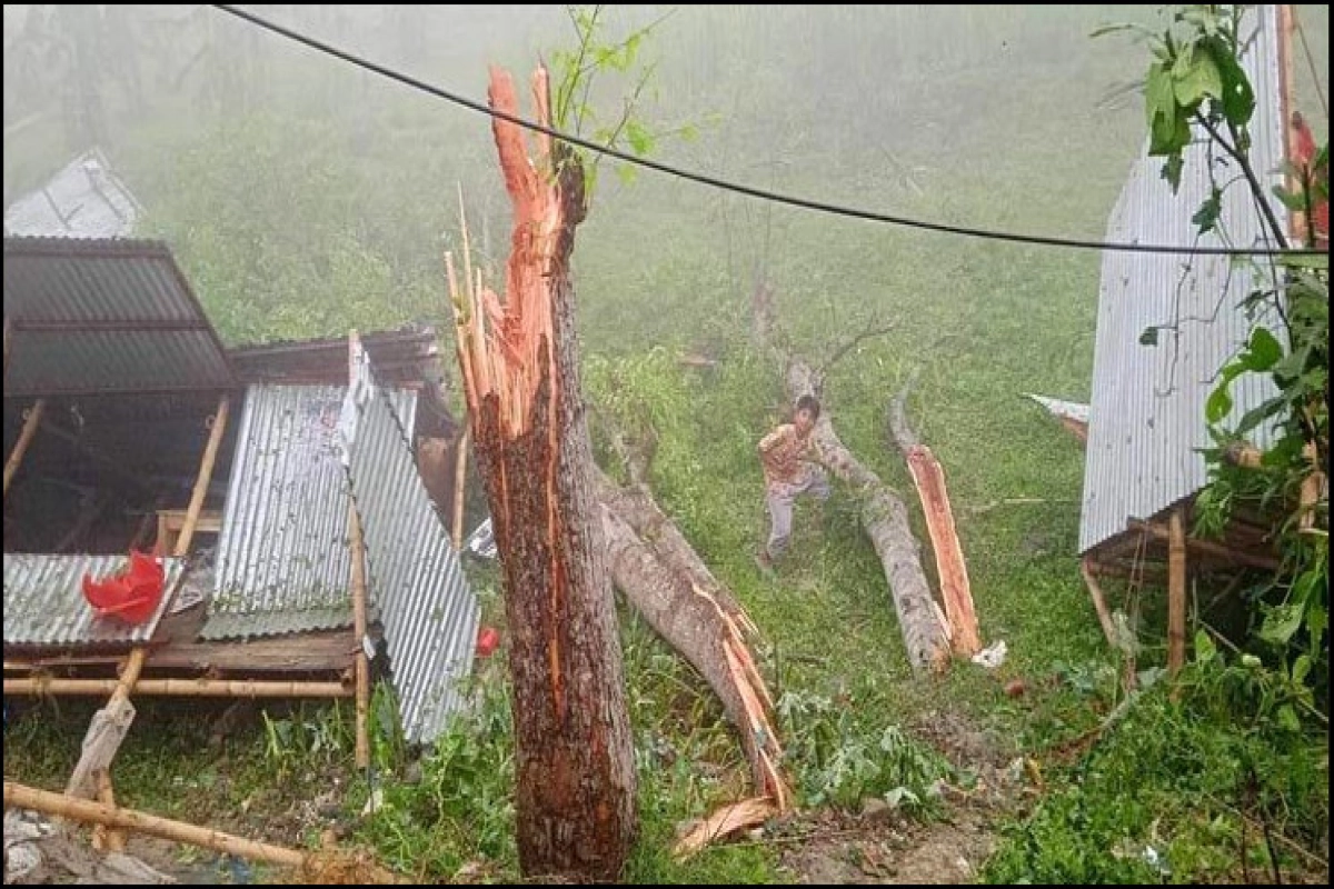 হঠাৎ ঘূর্ণিঝড়ে লন্ডভন্ড ২৪ গ্রাম