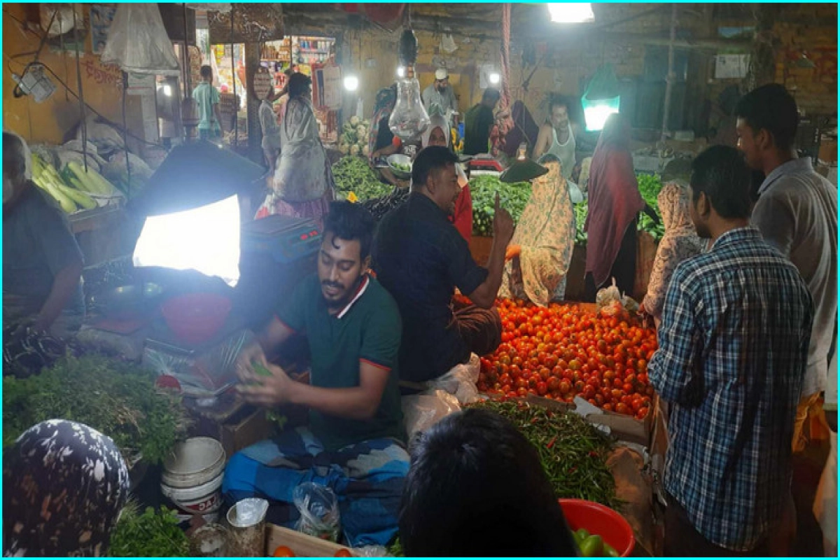 শুক্রবার এলেই উত্তাপে দাম বাড়ে মাছ-সবজির বাজারে