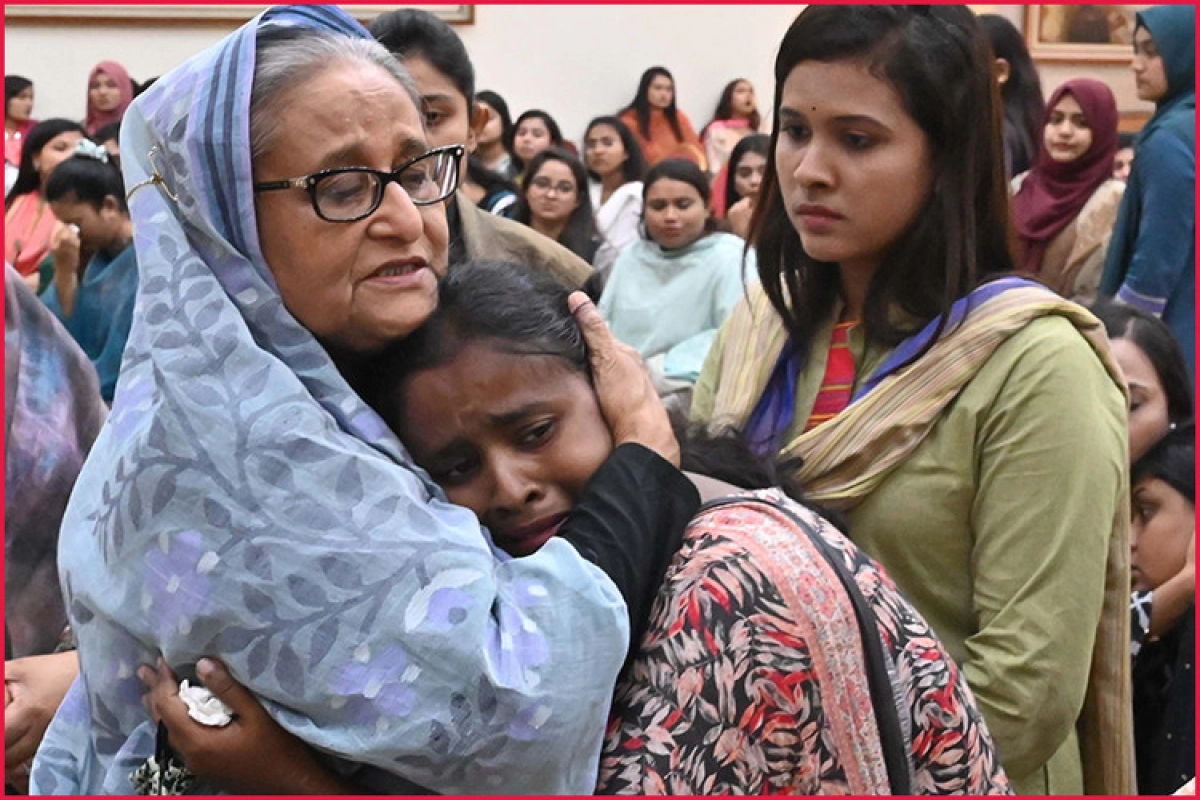 প্রধানমন্ত্রীর সঙ্গে কান্নায় ভেঙে পড়ে একি বললেন ছাত্রলীগ নেত্রীরা