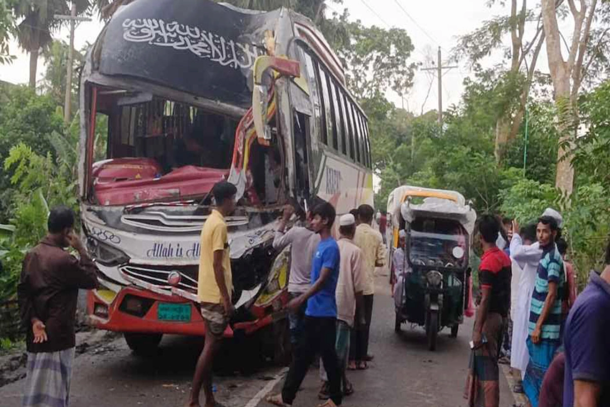 দুই বাসের মুখোমুখি সংঘর্ষ, ব্যাপক প্রাণহানি 