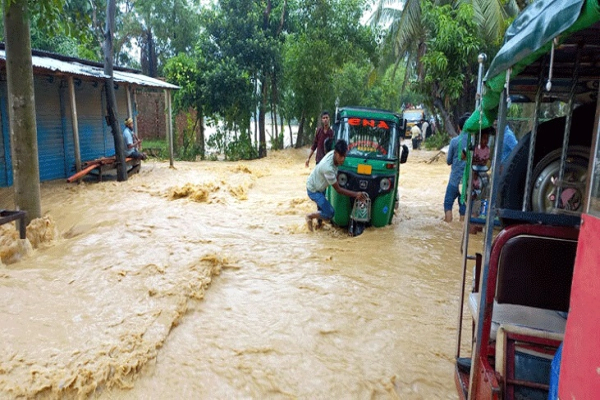 ভারত থেকে তীব্র বেগে বাংলাদেশে ঢুকছে পানি, ভেঙ্গে গেছে সেতু, প্লাবিত শত শত গ্রাম