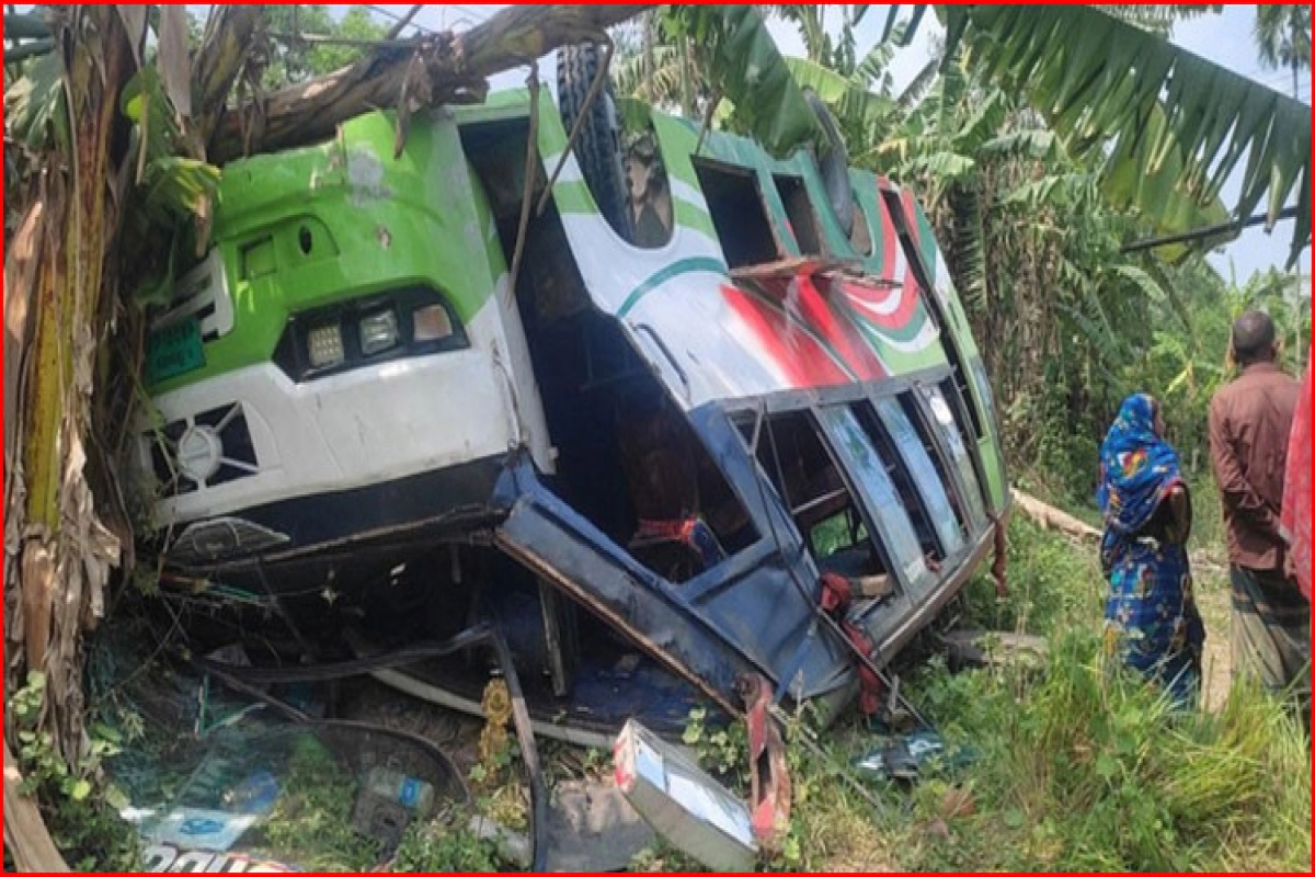 নিয়ন্ত্রণ হারিয়ে উল্টে গেল যাত্রীবাহী বাস, শিশুসহ ৭ জনের করুণ মৃত্যু, হাসপাতালে অর্ধশত