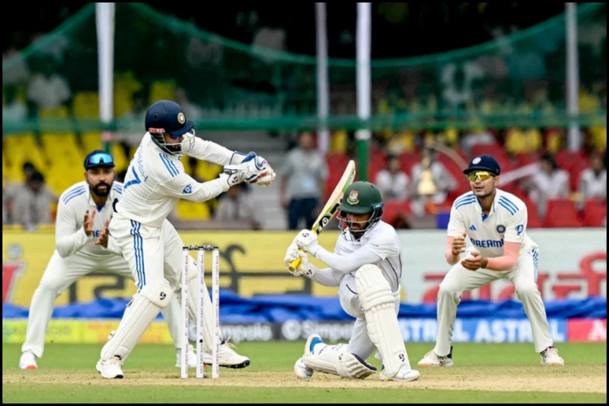 মমিনুলের ব্যাটে ঘুরে দাঁড়াতে লড়ছে বাংলাদেশ, দেখে নিন নিন স্কোর