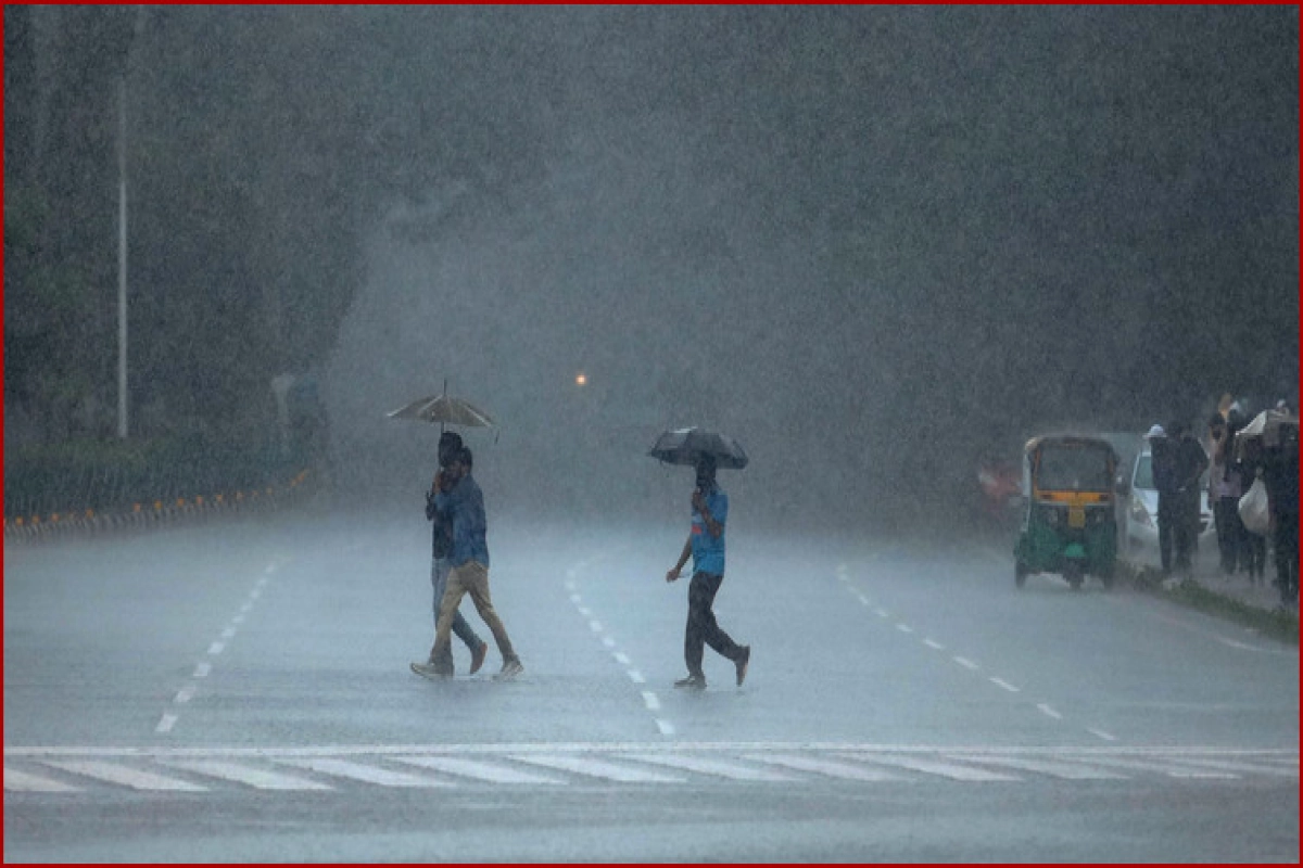 বৃষ্টি ও অন্ধকারে ঢেকে যাচ্ছে চারপাশ, ঘূর্ণিঝড় দানা’র প্রভাব শুরু!