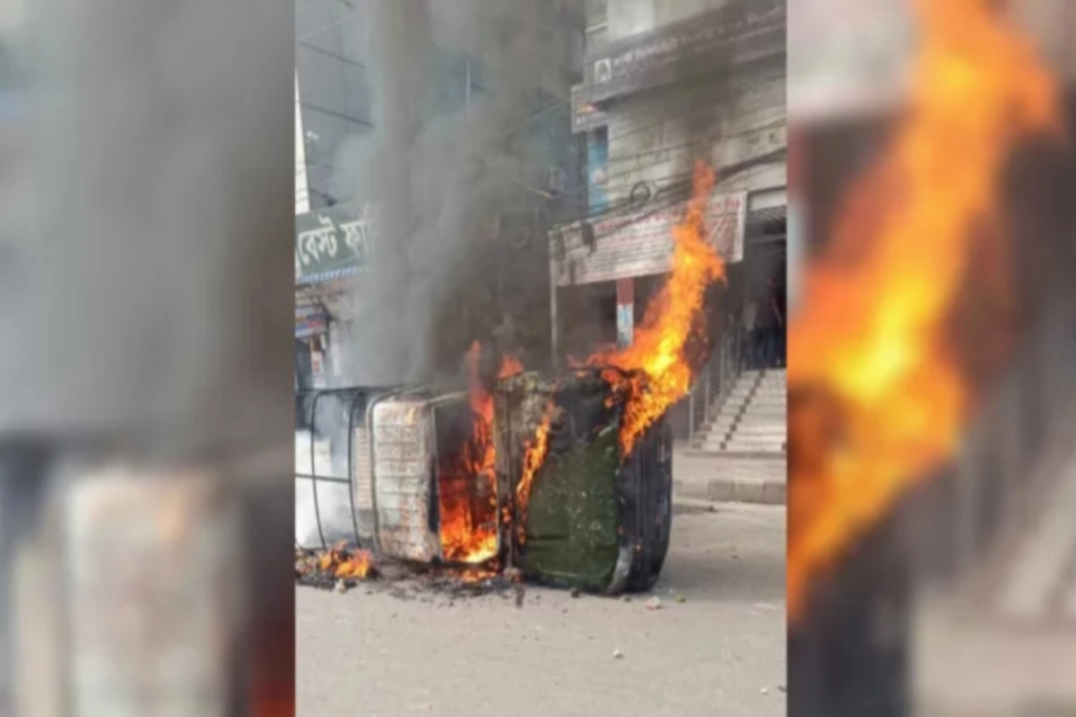 রাজধানীতে পোশাকশ্রমিকদের ব্যাপক বিক্ষোভ, সেনা-পুলিশের গাড়িতে অগ্নিসংযোগ