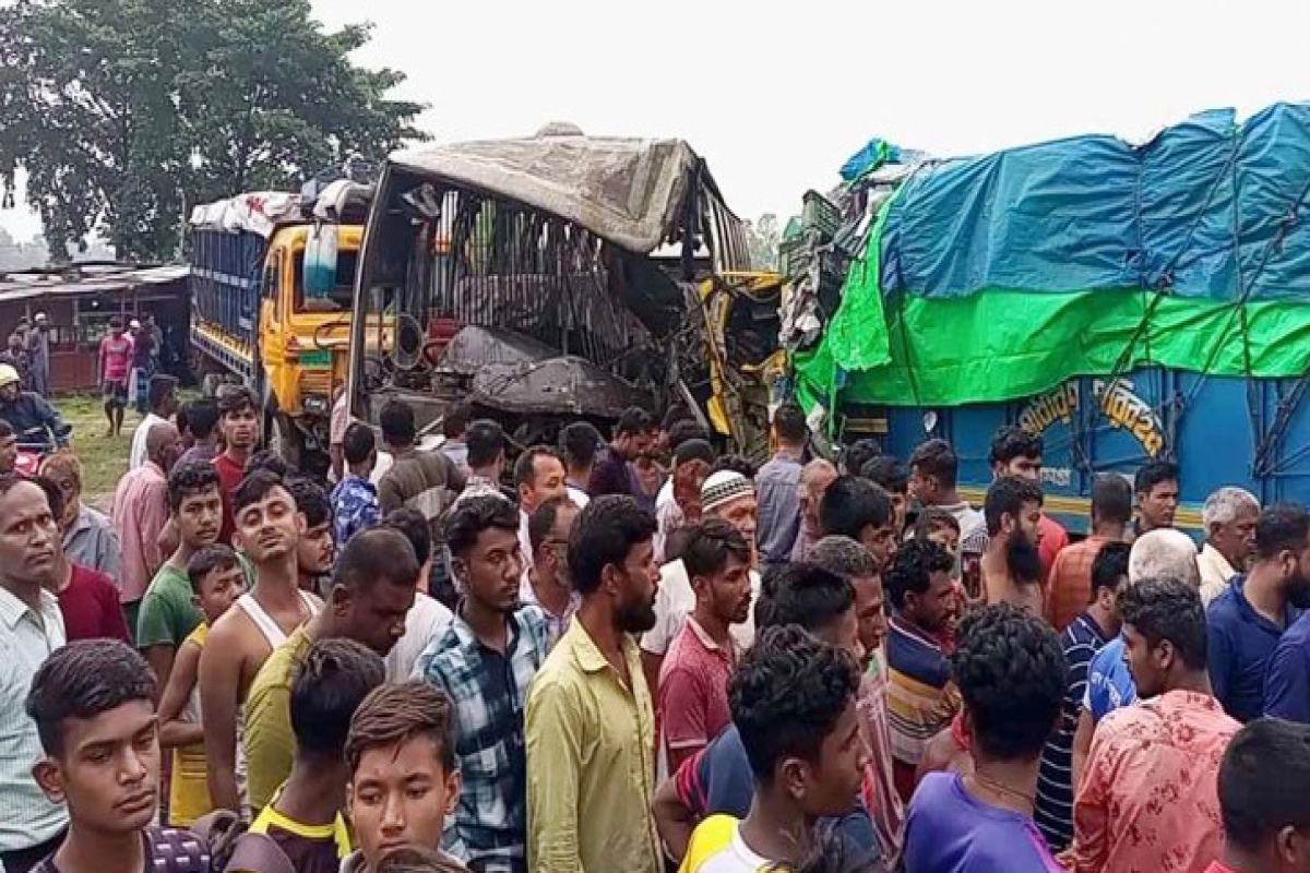 এই মাত্র পাওয়া ; বাস-ট্রাক সংঘর্ষে ৪ জনের প্রাণহানি