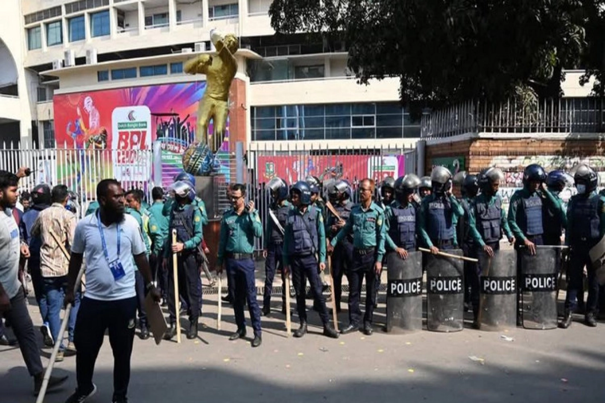 বিপিএলের টিকিট নিয়ে উত্তেজনা: স্টেডিয়ামের গেট ভা'ঙ'চু'র, বি'ক্ষো'ভ