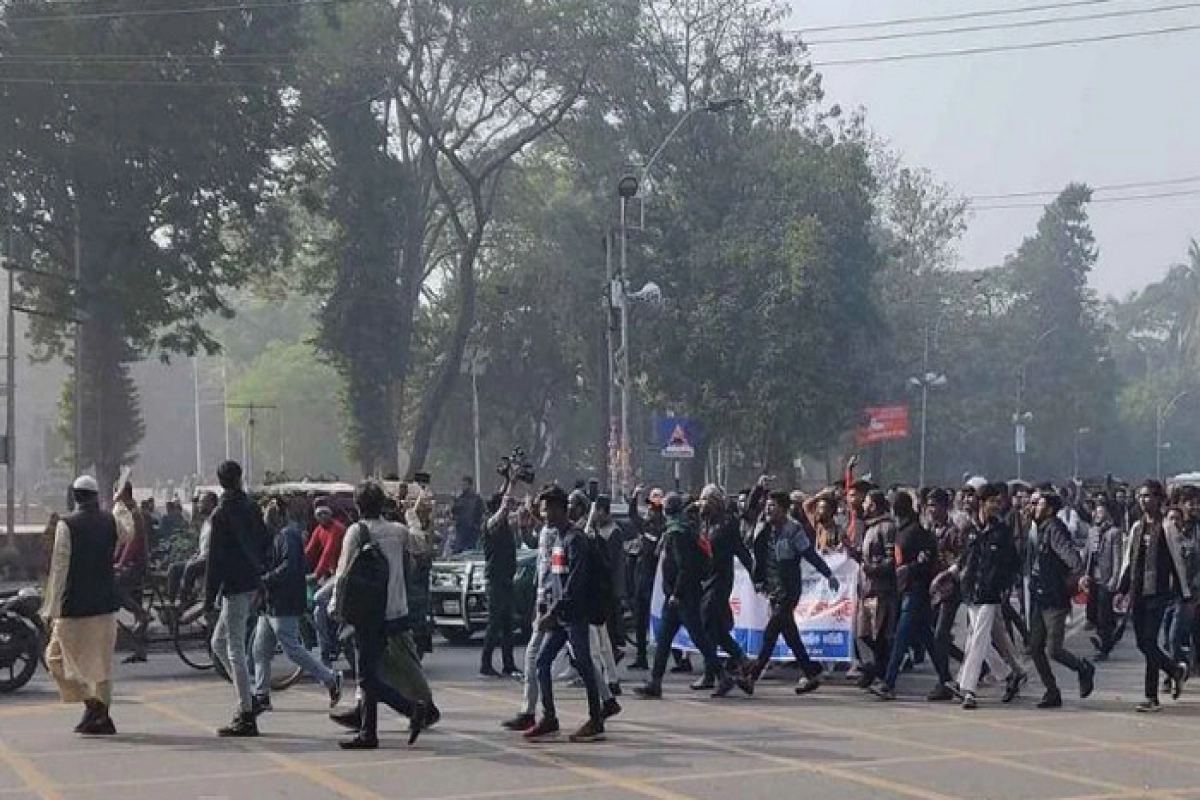 সারা দেশের শিক্ষার্থীরা দলে দলে জড়ো হচ্ছেন শহীদ মিনারে